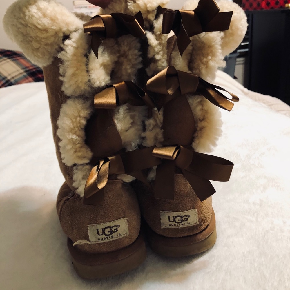 UGG • FUR BOOTS • BRIWN SATIN BOWS IN BACK • SZ 7